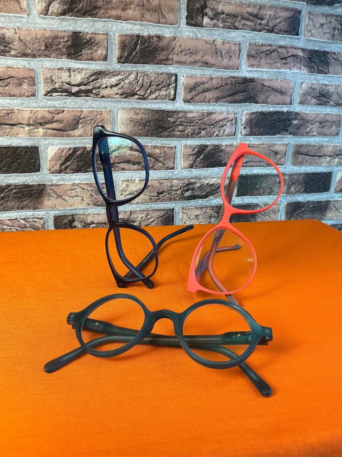 3D-gedruckte Brillenfassungen mit unterschiedlichen Oberflächen Drei 3D-gedruckte Brillenfassungen mit glänzender, matter und strukturierter Oberfläche